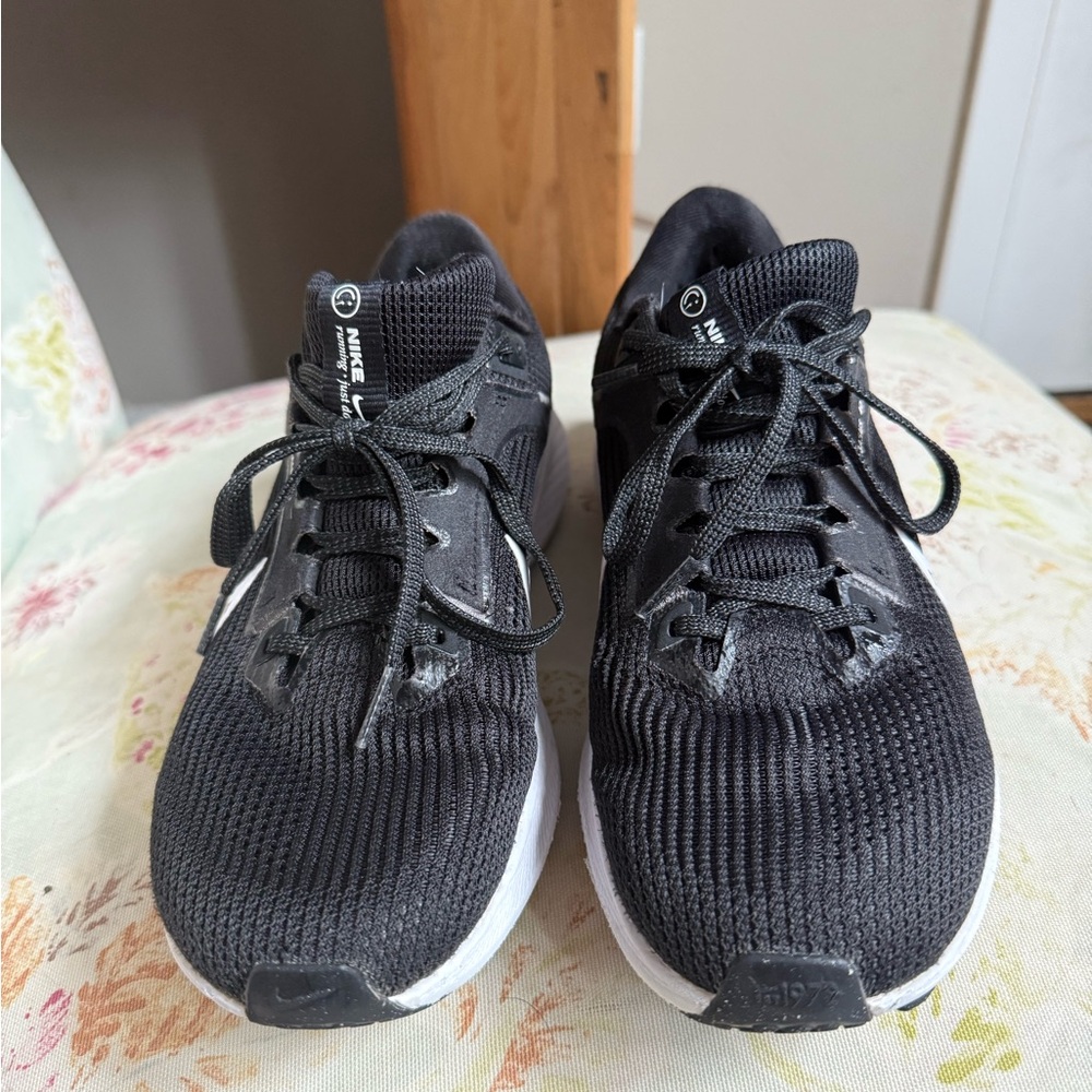 Women's Nike Black and White Pegasus 40 air zoom running shoe size 7.5
